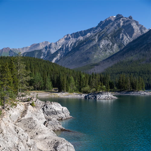 Your trip to the Canadian Rockies and Banff National Park can feel like a private tour. These five tips to avoid crowds in Banff will ensure you come home with beautiful photos and amazing memories!
